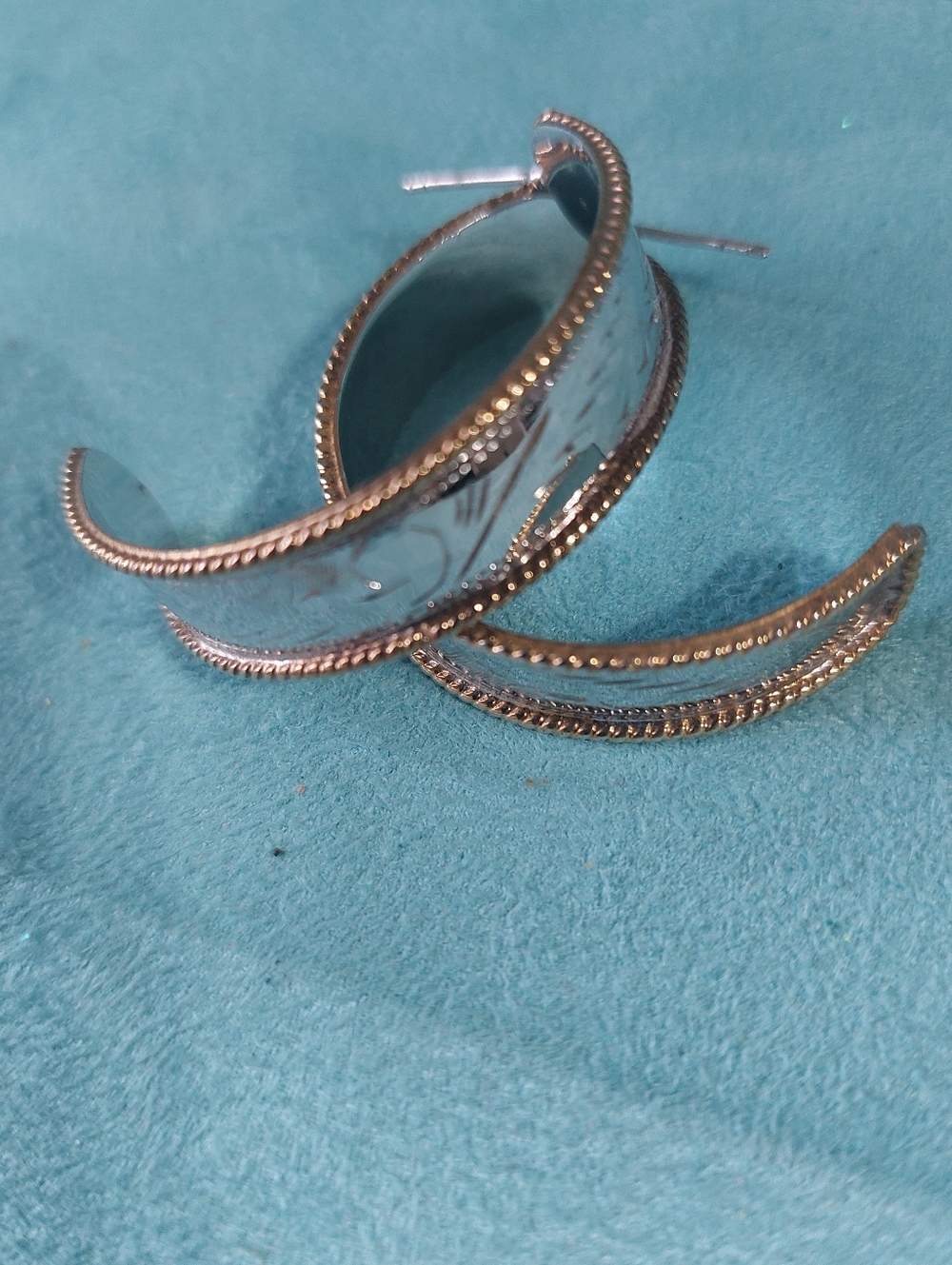 Vintage Two-Tone Thai 925 Sterling Leaf/Fern Engraved 1.5" Hoop Pierced Earrings - Picture 4 of 10